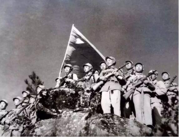 94岁老英雄回忆上甘岭：撤下阵地时，很多战友再也没回来…