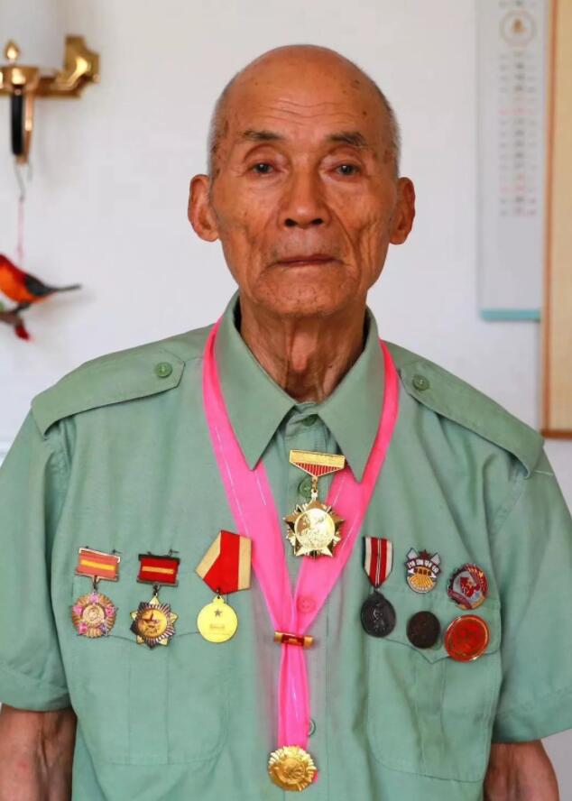 94岁老英雄回忆上甘岭：撤下阵地时，很多战友再也没回来…