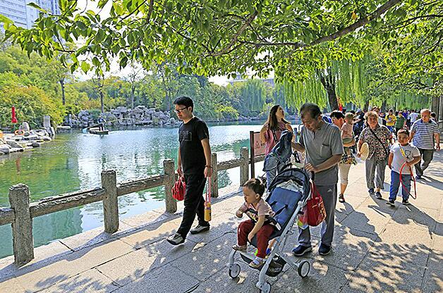 五龙潭免费开放首日客流翻番 国庆假期五龙潭南门停车场暂停使用