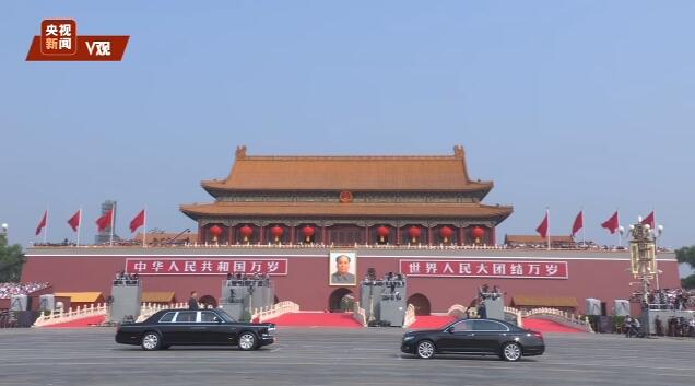 独家视频丨习近平乘车驶过金水桥 宣布阅兵开始