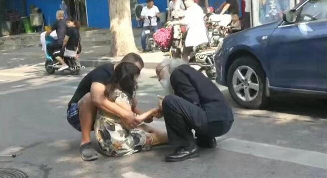 [温暖泉城]女子骑车倒地昏迷白发老人紧急救助