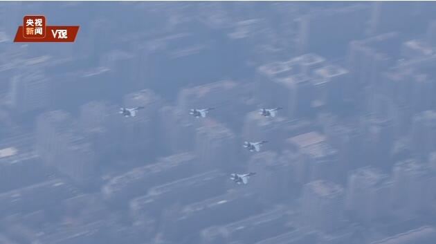 空中梯队丨航母刀锋 舰载机歼-15飞过广场上空