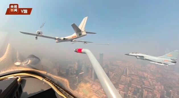 空中梯队丨长着翅膀的加油站 加受油机梯队飞临天安门上空