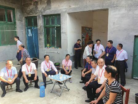 仲裁员义买山货帮扶村民