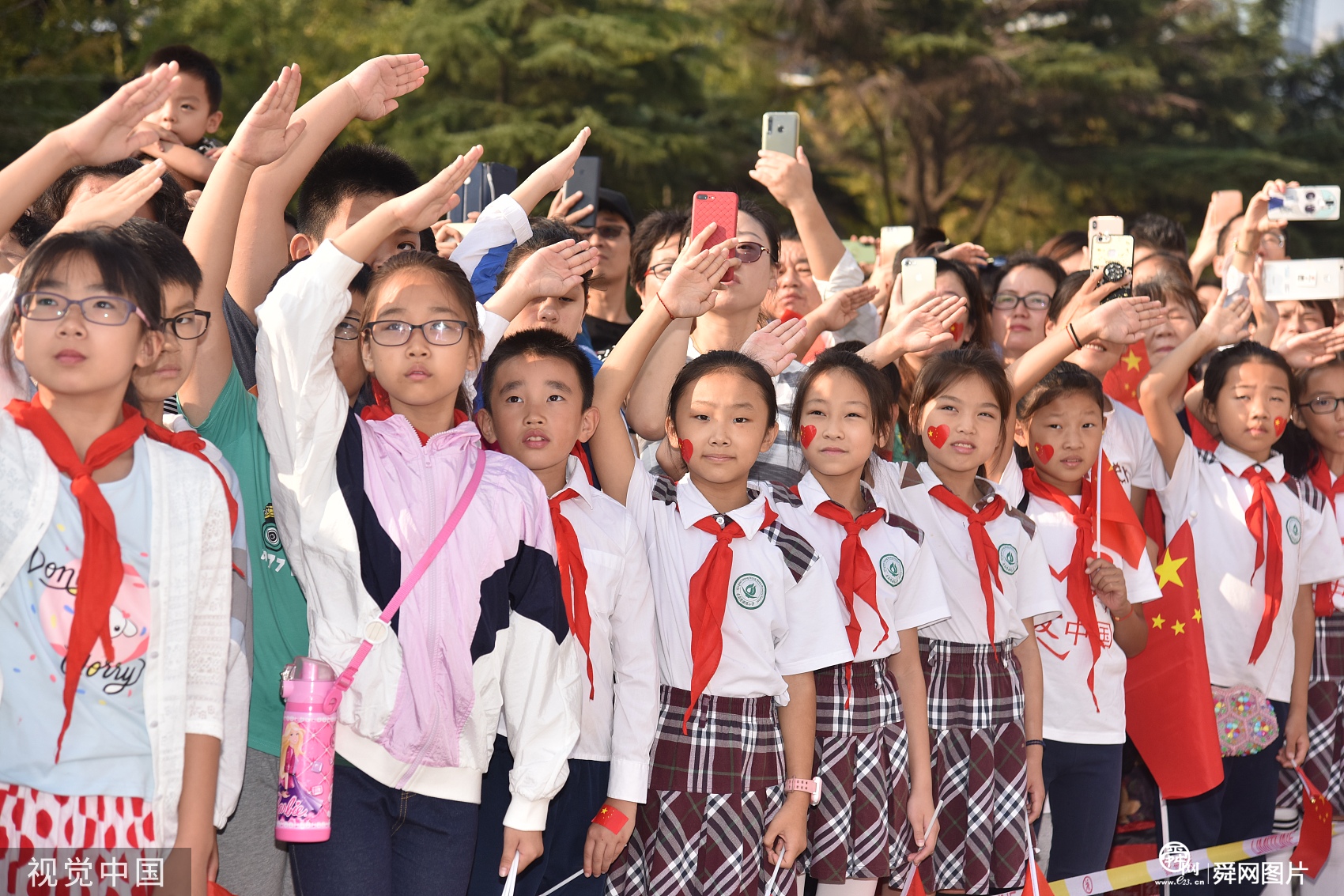 庆祝新中国成立70周年 青岛举行升国旗仪式