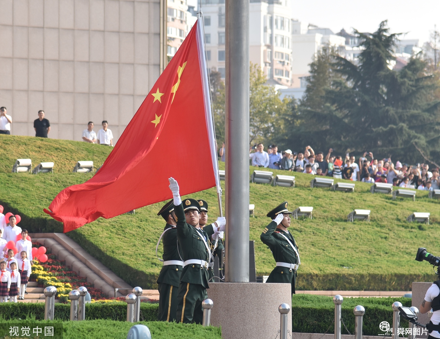 庆祝新中国成立70周年 青岛举行升国旗仪式