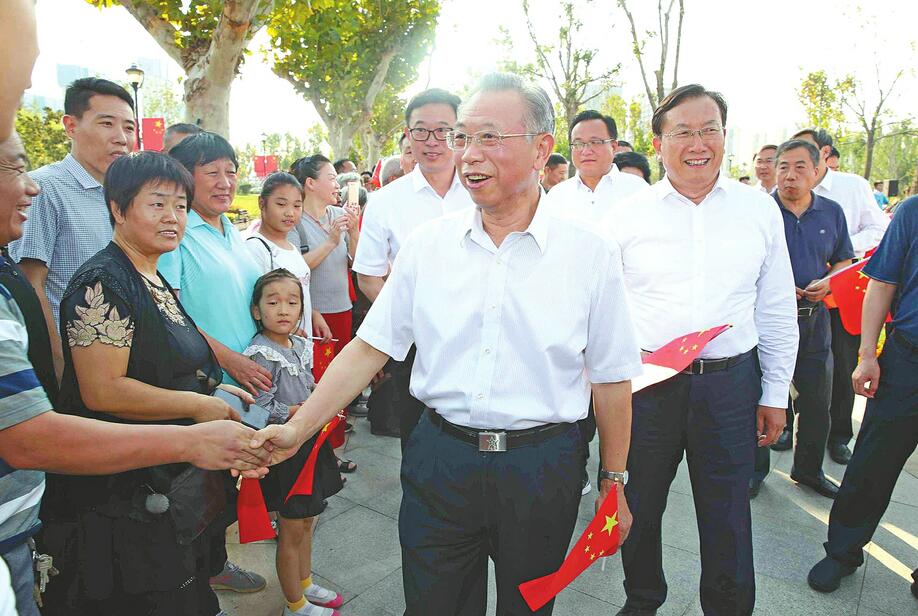 刘家义参加国庆游园联欢活动