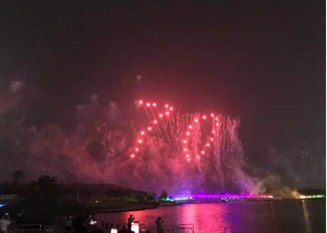 深圳湾夜空上演超燃大片！16万发礼花赞美“祖国万岁”