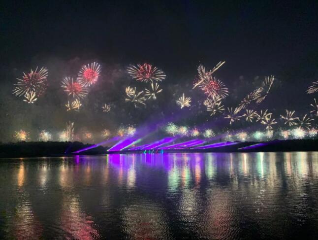 深圳湾夜空上演超燃大片！16万发礼花赞美“祖国万岁”