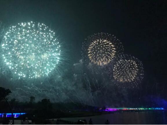 深圳湾夜空上演超燃大片！16万发礼花赞美“祖国万岁”