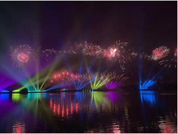 深圳湾夜空上演超燃大片！16万发礼花赞美“祖国万岁”