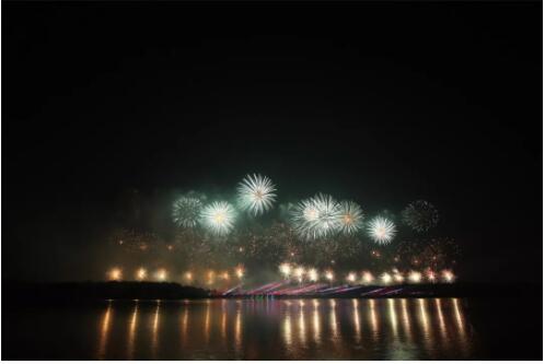 深圳湾夜空上演超燃大片！16万发礼花赞美“祖国万岁”