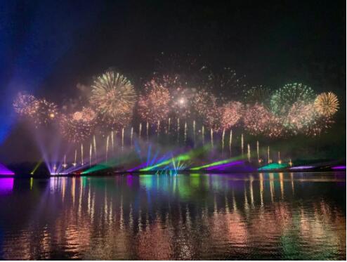深圳湾夜空上演超燃大片！16万发礼花赞美“祖国万岁”