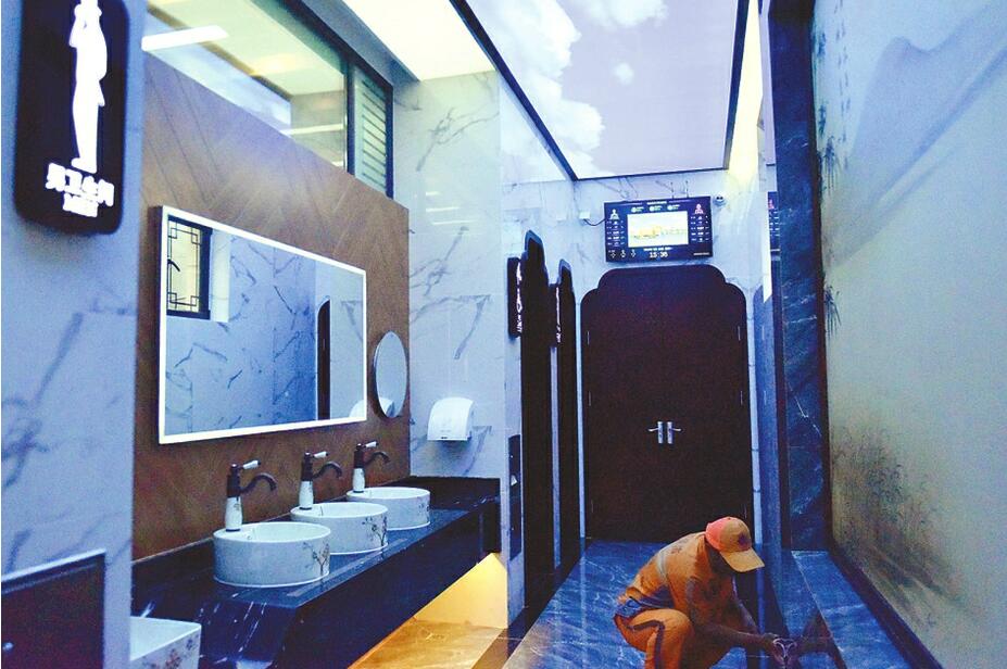 开门即可亮灯 人走自动冲水 济南泉城路再添一处智慧公厕