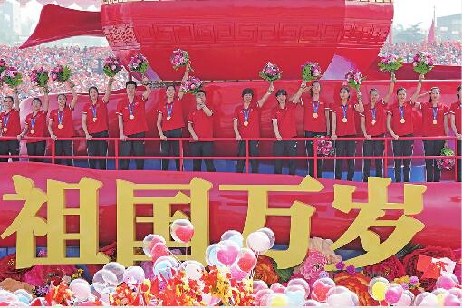 中国女排“压轴”群众大游行 两位山东人王梦洁和安家杰这样说……