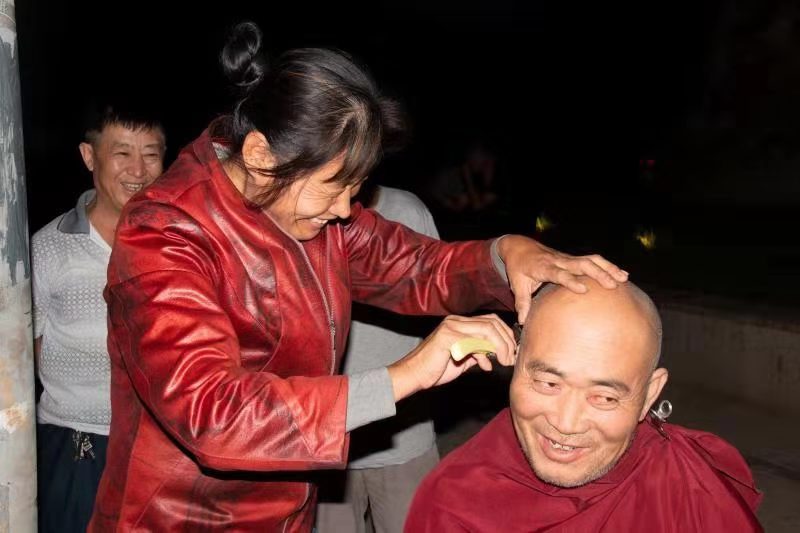 [温暖泉城]“坚强姐”街边理发只收5元，感恩遇见的好心人