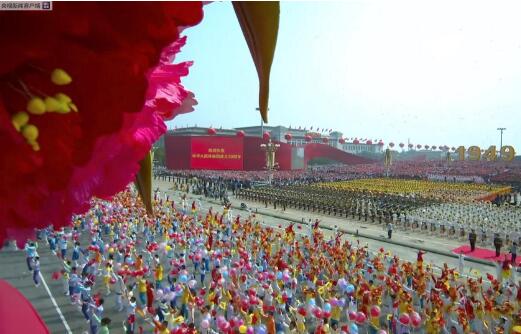 旋转跳跃睁着眼 彩车视角带你360度看群游队伍