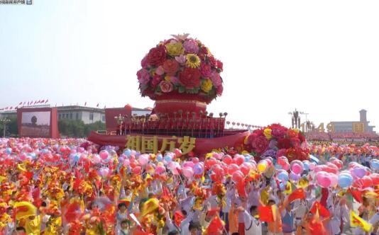 旋转跳跃睁着眼 彩车视角带你360度看群游队伍