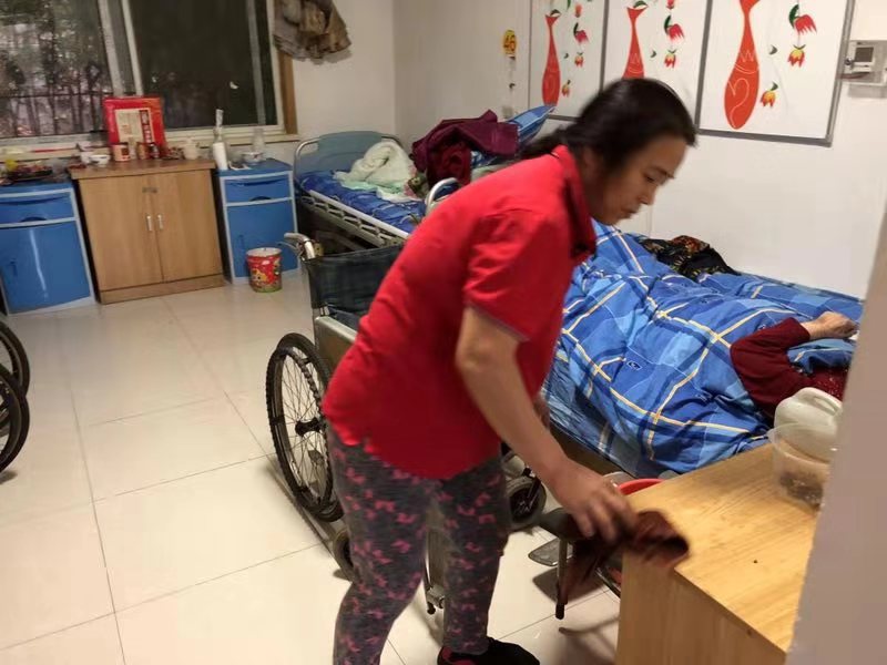 [温暖泉城]敬老院护工真心情暖“夕阳