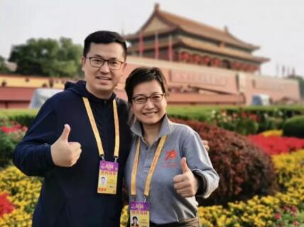 闻声不见人的总台解说员：国庆直播“隐身人”