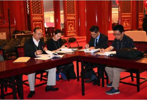 闻声不见人的总台解说员：国庆直播“隐身人”