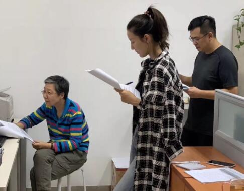 闻声不见人的总台解说员：国庆直播“隐身人”