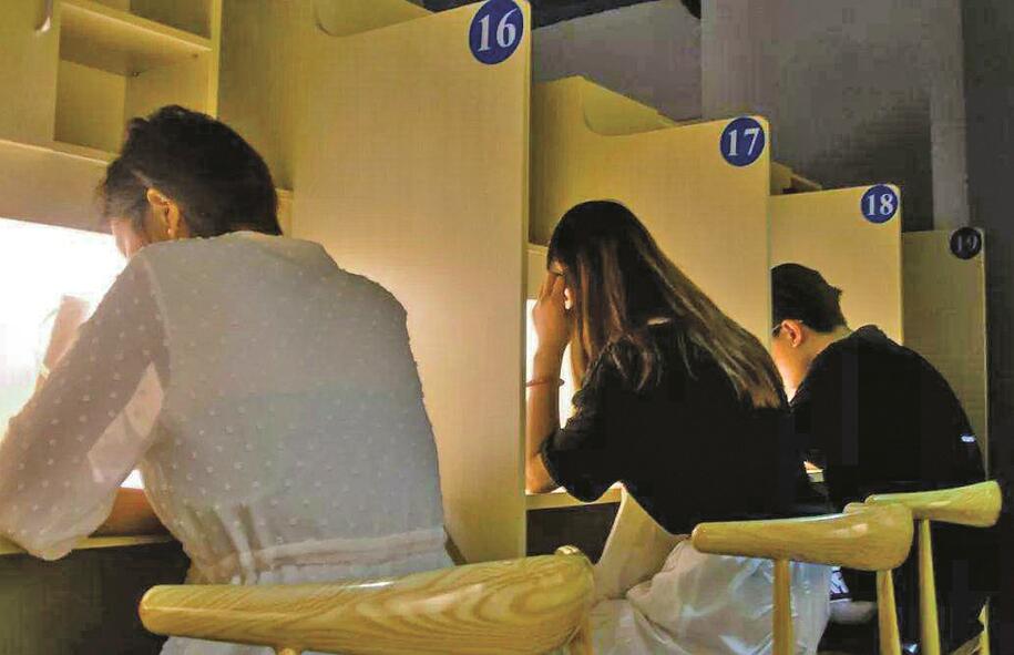 “付费自习室”国庆假期天天爆满 你愿意为学习的仪式感买单吗？