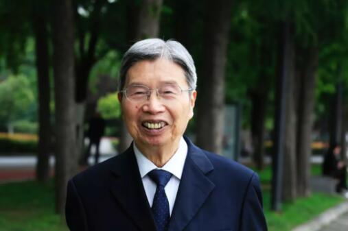 这位92岁的老人，终结了我们用“洋油”点灯的日子！ 