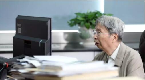 这位92岁的老人，终结了我们用“洋油”点灯的日子！ 