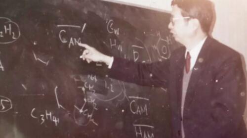 这位92岁的老人，终结了我们用“洋油”点灯的日子！ 