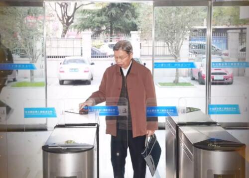 这位92岁的老人，终结了我们用“洋油”点灯的日子！ 