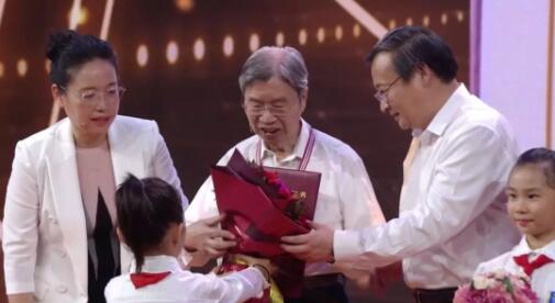 这位92岁的老人，终结了我们用“洋油”点灯的日子！ 