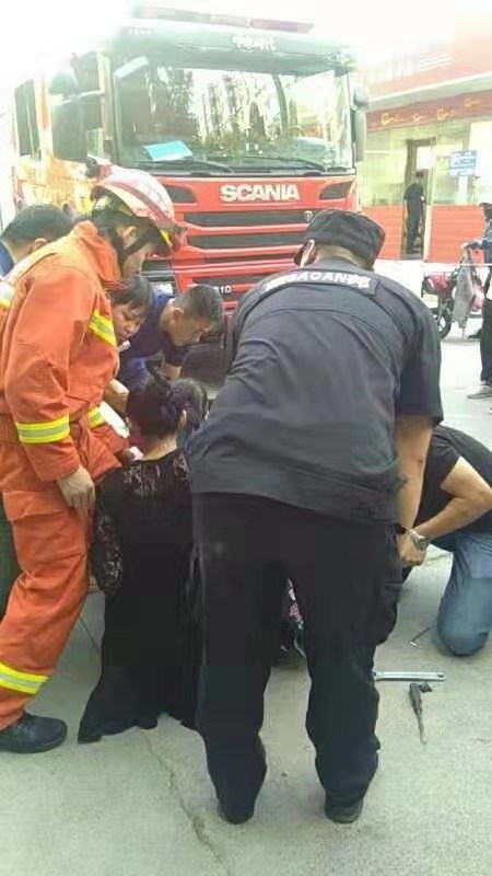 [温暖泉城]电动车“咬住”女童众人援手助脱困