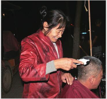 理发只收5元!济南有个“坚强姐” 受欢迎不只因剪发便宜