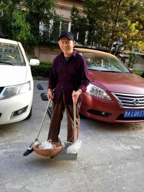 百名青年记者走基层丨“闲不住”的免检楼楼长老周