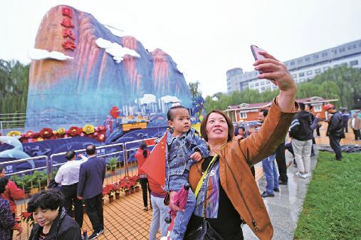 光“彩”夺目！山东彩车成济南“新景点”有92岁老人冒雨从菏泽赶来