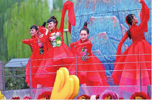 光“彩”夺目！山东彩车成济南“新景点”有92岁老人冒雨从菏泽赶来