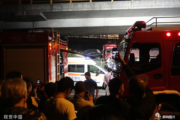 无锡跨桥侧翻事故致3死2伤 初判系车辆超载所致