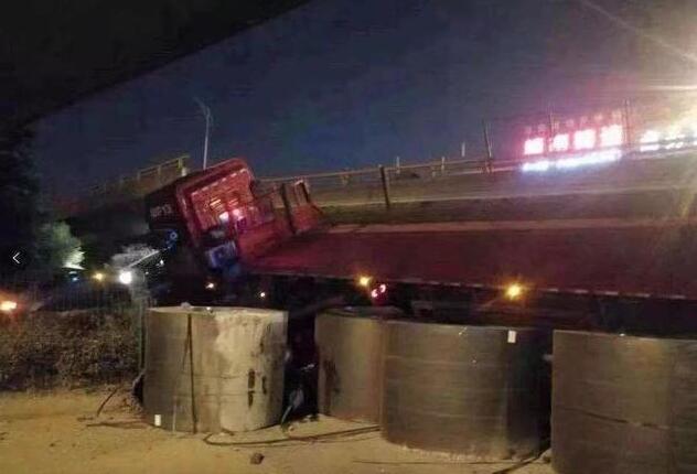 日照钢铁回应“钢材现身无锡跨桥侧翻现场”：钢材发货走海运，未负责这次运输