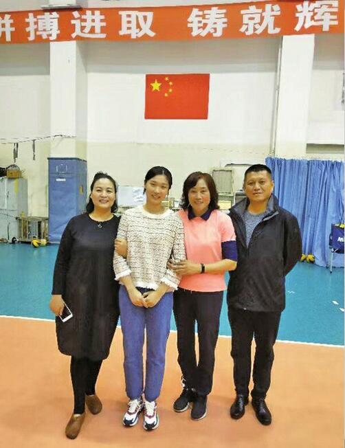 王梦洁回母校与小队员互动交流 启蒙教练：期待她未来更加全面