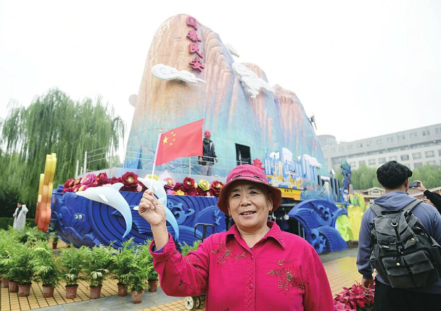 山东彩车“内涵”满满 用“国泰民安”寄托对祖国的美好祝福