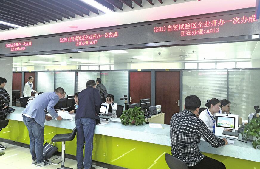 记者探秘自贸试验区济南片区综合服务中心——1070家新注册企业见证“自贸速度”