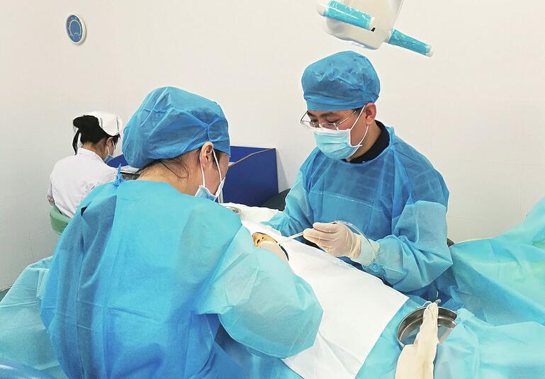 脚下沾满泥土 心中充盈感情——我市卫健系统健康扶贫人素描