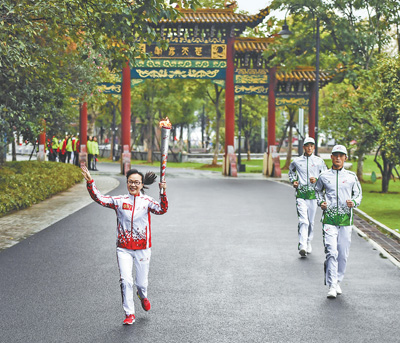 军运会圣火抵达武汉 东湖畔接力传递“和平荣光”