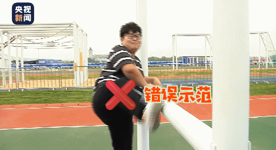 快看军运丨央视记者“胖三斤”爆笑体验“海军五项”障碍跑