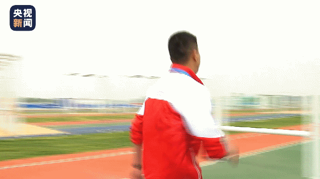 快看军运丨央视记者“胖三斤”爆笑体验“海军五项”障碍跑