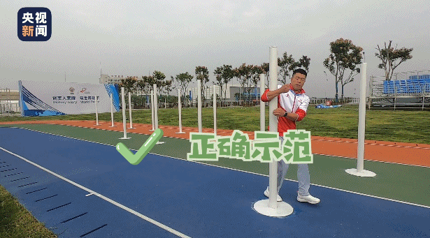 快看军运丨央视记者“胖三斤”爆笑体验“海军五项”障碍跑