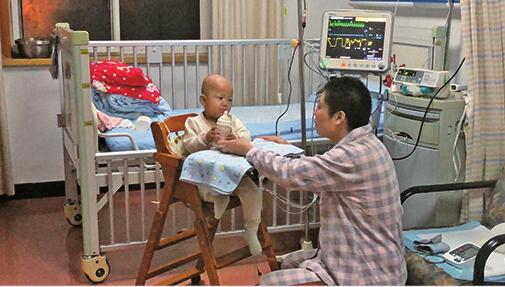 1岁娃得了白血病 67岁搬运工爷爷：肩上扛着孙子的命 