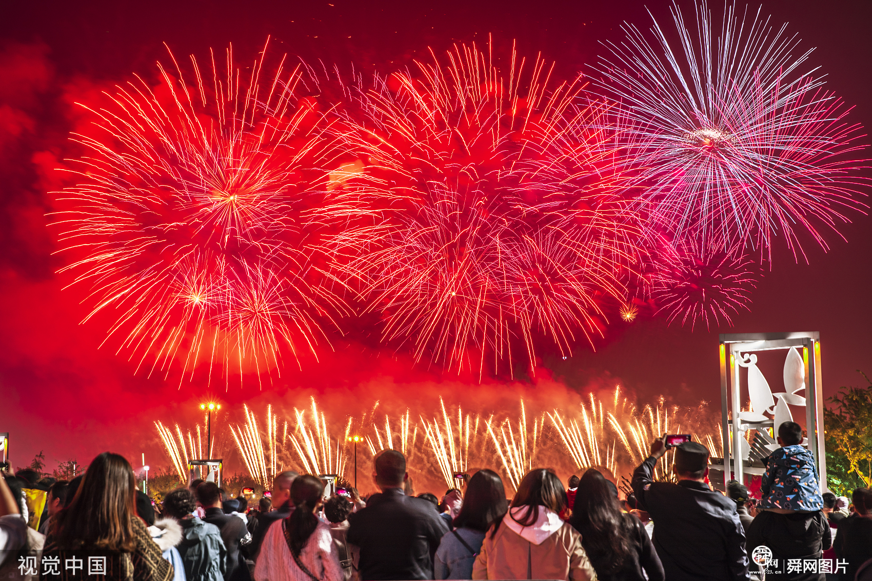 山东日照举办焰火晚会迎建市30周年 引市民围