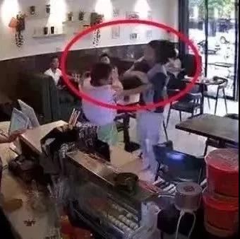 女子奶茶店内多次被残忍暴打视频疯传！原因曝光惊呆众人